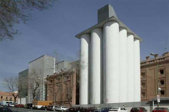Vista panorámica del complejo mostrando la fachada industrial y los silos blancos