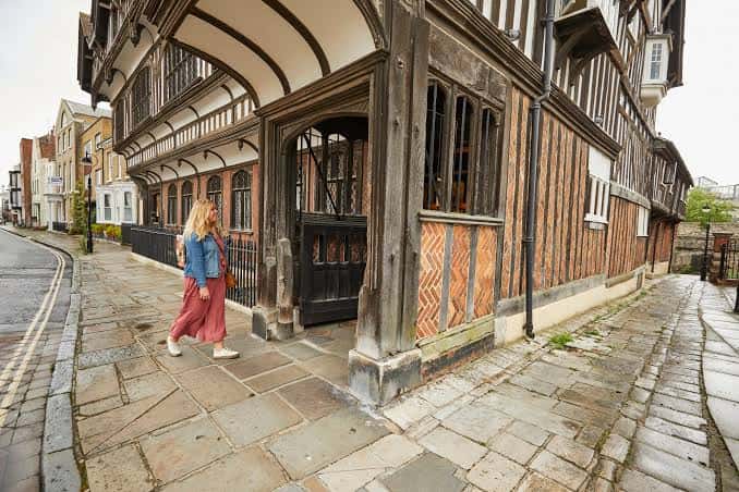Fachada Tudor con entramado de madera y puerta de entrada
