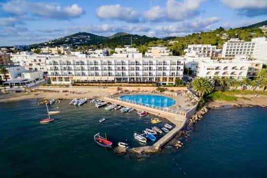Vista aérea del Hotel Simbad en primera línea de mar con piscina y embarcaciones