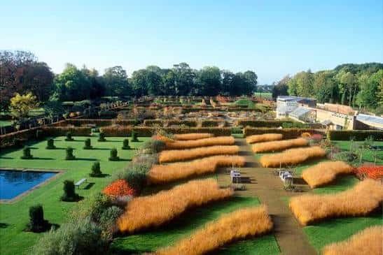 Jardines formales de Scampston Hall con senderos y setos ornamentales