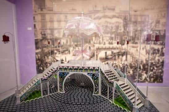 Maqueta de un pasacalle típico del Carnaval de Cádiz