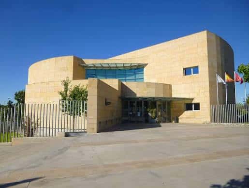 Vista exterior de la Biblioteca Municipal Francisco Umbral con fachada de piedra y cielo azul