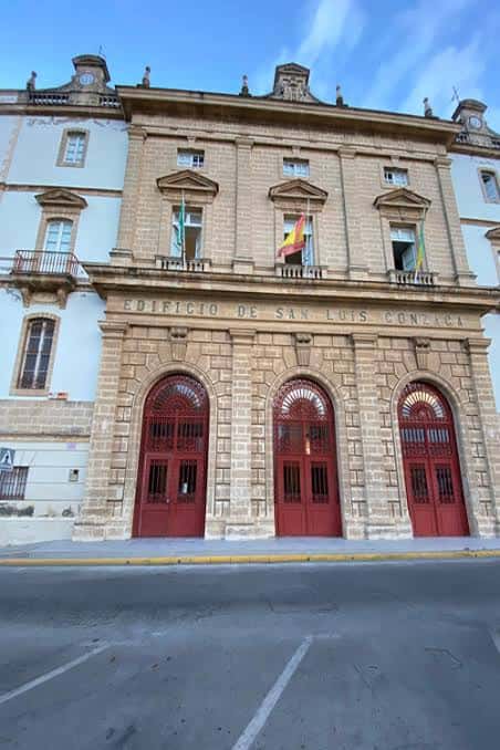 Vista frontal del Edificio San Luis Gonzaga con banderas ondeando en los balcones superiores