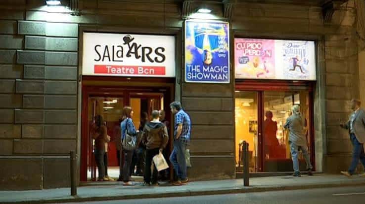 Fachada nocturna de la Sala Ars Teatre con cartel de 'The Magic Showman'