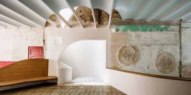 Interior con detalles arquitectónicos y diseño moderno