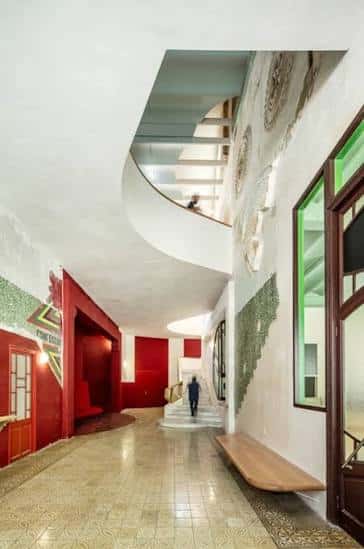 Pasillo interior con escalera y decoración colorida