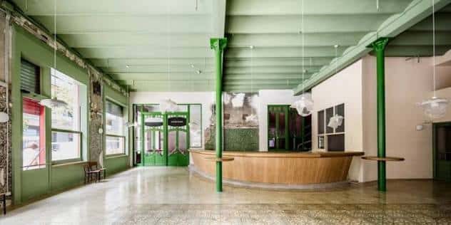 Sala de recepción con barra y columnas verdes