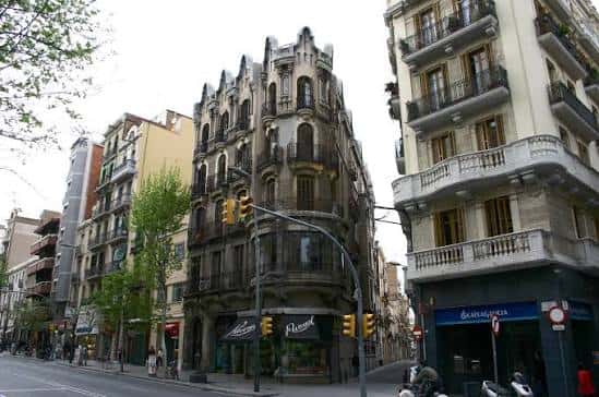 Fachada histórica de un edificio emblemático en la intersección de la Calle de Sants