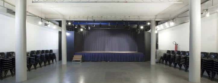 Sala de actos del Centre Cívic La Sagrera La Barraca con escenario y butacas apiladas