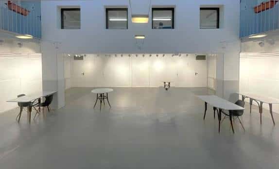 Sala de exposiciones del Centre Cívic La Sagrera La Barraca con mesas y sillas dispuestas
