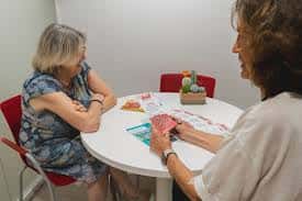 Sala de atención con dos personas conversando en una mesa