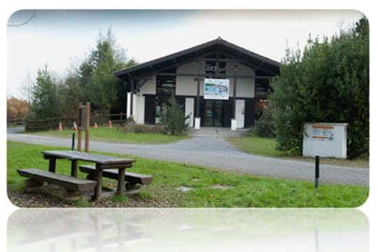 Vista exterior del Ekoetxea Txingudi con zona de picnic