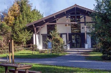 Fachada del Ekoetxea Txingudi rodeado de vegetación