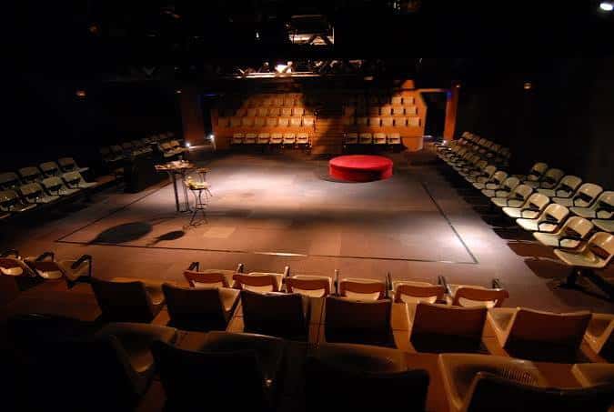 Vista general del auditorio del Teatre Gaudí con escenario y butacas dispuestas para evento