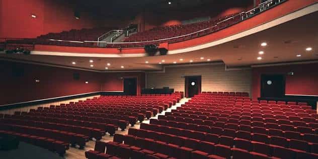 Interior del auditorio del Teatre Borràs con butacas rojas y escenario