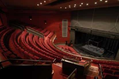 Vista desde la platea hacia el escenario del Teatre Borràs