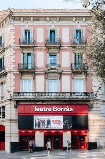 Fachada exterior del Teatre Borràs con cartel publicitario