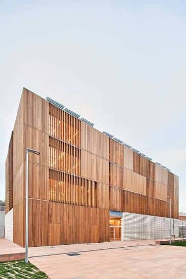 Vista angular exterior del edificio comunitario con diseño arquitectónico contemporáneo