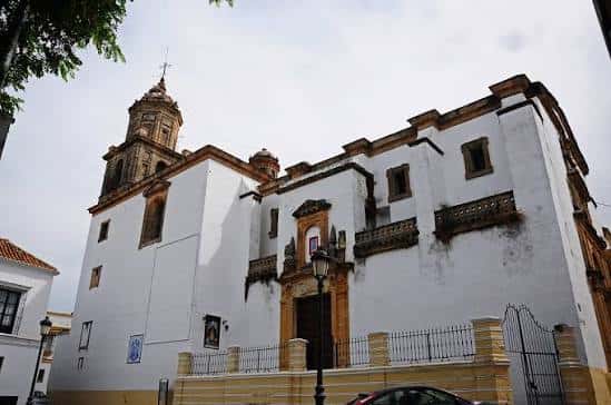Fachada principal de la Basílica con detalles arquitectónicos y campanario