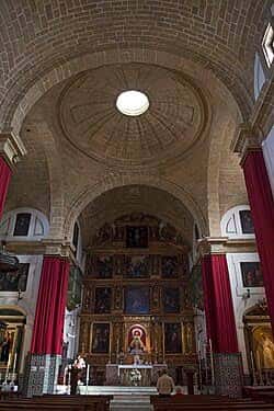 Interior de la Basílica mostrando el altar mayor y bóvedas