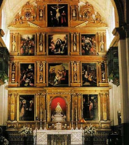 Retablo dorado del altar mayor con pinturas religiosas y la imagen de la Virgen