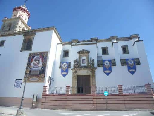 Exterior de la Basílica con banderines decorativos y cielo azul