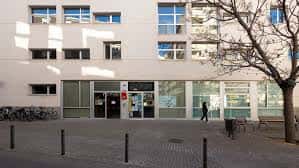 Vista frontal del Casal de Barri Bac de Roda mostrando la fachada moderna y el acceso principal