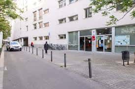 Entrada lateral del edificio con bicicletas aparcadas y zona peatonal