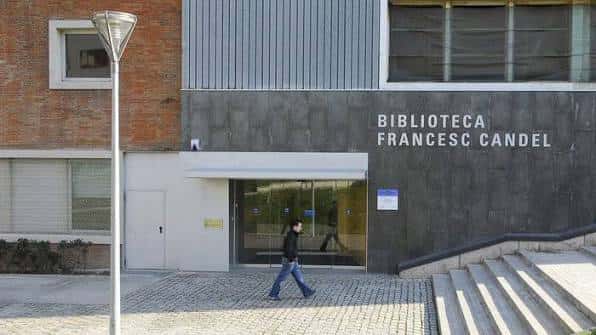 Entrada principal de la biblioteca con señalización clara y acceso peatonal