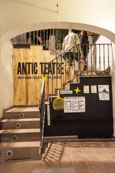 Entrada principal del teatro con escalera y cartel de Antic Teatre