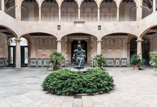 Patio central del Centre d'Estudis i Recursos Culturals con estatua y jardines