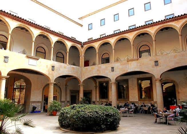 Vista amplia del patio Manning con mesas y sillas dispuestas para eventos