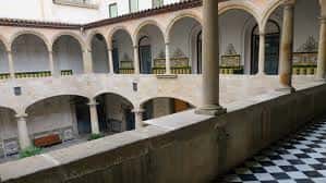 Detalle arquitectónico del patio con arcos y columnas de estilo clásico