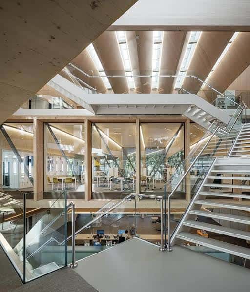 Interior de la biblioteca con escaleras y espacios abiertos