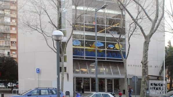 Vista exterior de la Biblioteca El Besòs i el Maresme con fachada moderna y ventanales