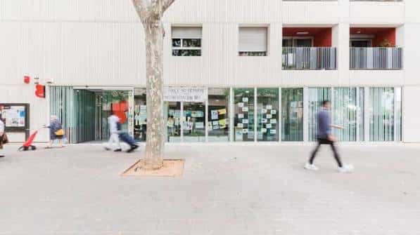 Vista exterior del Casal Ca l'Isidret con fachada moderna y cristaleras