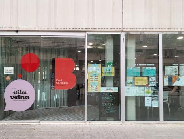Entrada principal del Casal Ca l'Isidret con cartel de 'Vila Veina'