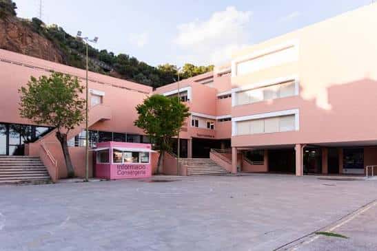 Plaza exterior del centro con quiosco de información