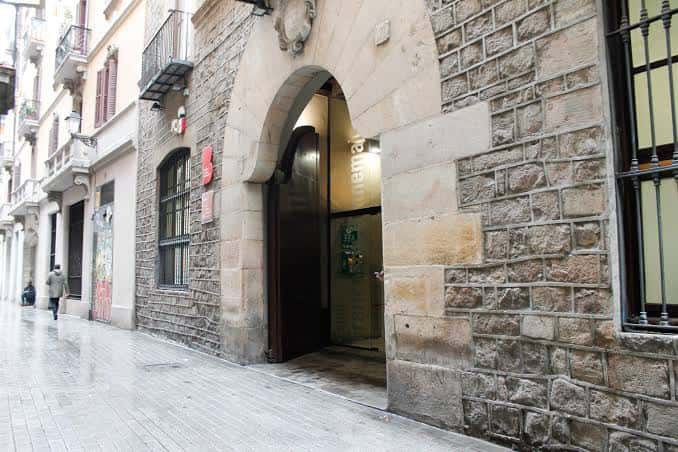 Fachada histórica de piedra con entrada arqueada