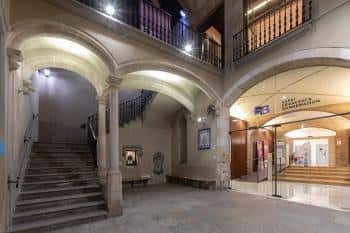 Atrio con escaleras y arcos de piedra