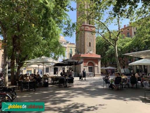 Terrazas de cafeterías bajo árboles frondosos en la Plaça de la Vila de Gràcia