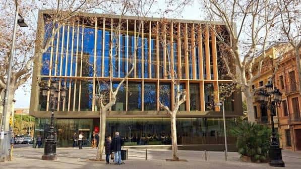 Fachada exterior de la Biblioteca Sarrià – J. V. Foix con estructura de madera y cristal
