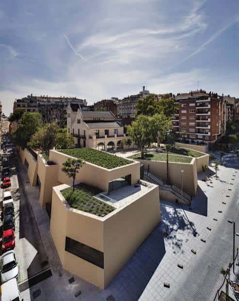 Vista aérea de la Biblioteca Sant Gervasi con su distintiva arquitectura de terrazas verdes y fachada beige