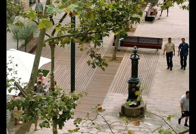 Plaza Santa Madrona con fuente y árboles desde una perspectiva elevada