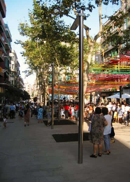 Plaza decorada con banderines durante una celebración