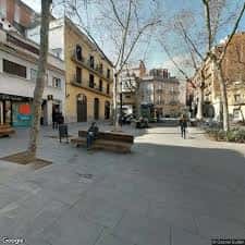Plaza Santa Madrona con edificios históricos y bancos