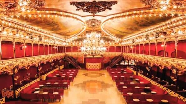 Salón principal de La Paloma preparado para un evento con mesas y butacas rojas dispuestas para invitados