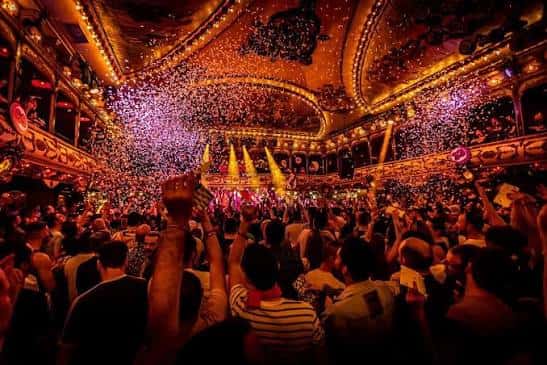 Ambiente festivo en La Paloma con multitud de personas celebrando bajo lluvia de confeti