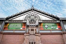 Fachada principal del Mercat de la Llibertat con detalles arquitectónicos y letrero de 'Mercat Verd'