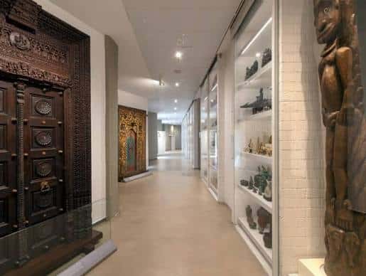 Interior del museo con exhibiciones de artefactos culturales y esculturas tradicionales